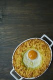 Сотейник картошки с bolognese Сотейник печеного картофеля с яйцом и заскрежетанным сыром в керамическом овальном печь листе Дерев стоковая фотография Сотейник картошки с bolognese Сотейник печеного картофеля с яйцом и заскрежетанным сыром в керамическом овальном печь листе Дерев стоковая фотография