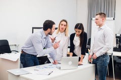 Сотрудники группы молодые делая большие деловые решения Офис творческой концепции работы обсуждения команды корпоративной совреме стоковые фото Сотрудники группы молодые делая большие деловые решения Офис творческой концепции работы обсуждения команды корпоративной совреме стоковые фото