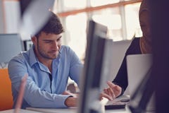 Сотрудники группы молодые делая большие деловые решения Офис творческой концепции работы обсуждения команды корпоративной совреме стоковая фотография Сотрудники группы молодые делая большие деловые решения Офис творческой концепции работы обсуждения команды корпоративной совреме стоковая фотография