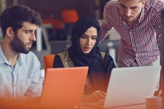 Сотрудники группы молодые делая большие деловые решения Офис творческой концепции работы обсуждения команды корпоративной совреме Стоковая Фотография Сотрудники группы молодые делая большие деловые решения Офис творческой концепции работы обсуждения команды корпоративной совреме Стоковая Фотография