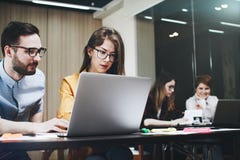 Сотрудники группы современные обсуждая во время работая процесса стоковое изображение Сотрудники группы современные обсуждая во время работая процесса стоковое изображение