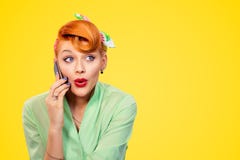 Сотрясая новости Сотрясенное pinu вверх по женщине девушки с телефоном стоковое фото rf Сотрясая новости Сотрясенное pinu вверх по женщине девушки с телефоном стоковое фото rf