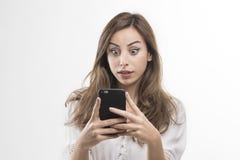 Сотрясенная женщина смотря телефон, маленькую девочку сотрясла смотреть чернь стоковое изображение Сотрясенная женщина смотря телефон, маленькую девочку сотрясла смотреть чернь стоковое изображение