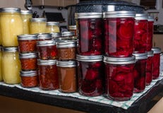 Сохраненная еда в опарниках каменщика стоковые изображения rf Сохраненная еда в опарниках каменщика стоковые изображения rf
