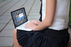 Социальная концепция сети - близкая вверх компьтер-книжки в женских руках с стоковые изображения Социальная концепция сети - близкая вверх компьтер-книжки в женских руках с стоковые изображения