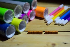 Социальные средства массовой информации на деревянных кубах с красочными бумагой и ручкой, воодушевленностью концепции на деревян стоковое фото Социальные средства массовой информации на деревянных кубах с красочными бумагой и ручкой, воодушевленностью концепции на деревян стоковое фото