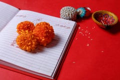 Сочинительство каллиграфии на хинди Shubha Labh значит доброту & богатство, над красным учитывая блокнотом, diya, стоковые изображения rf Сочинительство каллиграфии на хинди Shubha Labh значит доброту & богатство, над красным учитывая блокнотом, diya, стоковые изображения rf