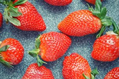 Сочная зрелая клубника на серой предпосылке стоковые изображения rf Сочная зрелая клубника на серой предпосылке стоковые изображения rf