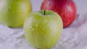 Сочное и очень вкусное Яблоко лежа на таблице, плодоовощ на таблице Яблоки на белой предпосылке еда принципиальной схемы здоровая стоковое фото rf Сочное и очень вкусное Яблоко лежа на таблице, плодоовощ на таблице Яблоки на белой предпосылке еда принципиальной схемы здоровая стоковое фото rf