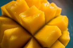 Сочные и красочные куски манго в естественном свете стоковые изображения Сочные и красочные куски манго в естественном свете стоковые изображения