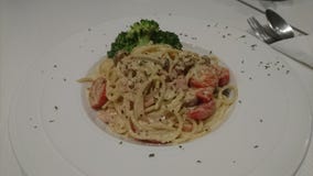 Спагетти Carbonara с томатами вишни стоковые изображения Спагетти Carbonara с томатами вишни стоковые изображения