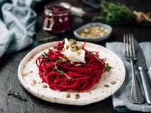 Спагетти бураков и тимиана с семенем тыквы стоковые фотографии rf Спагетти бураков и тимиана с семенем тыквы стоковые фотографии rf