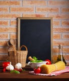 Спагетти и томаты на таблице в кухне стоковые изображения Спагетти и томаты на таблице в кухне стоковые изображения
