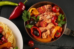 Спагетти на вилке Филе жареной курицы с свежими и испеченными овощами стоковое изображение rf Спагетти на вилке Филе жареной курицы с свежими и испеченными овощами стоковое изображение rf