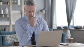 Спать уставший серый бизнесмен волос на работе Спать уставший серый бизнесмен волос на работе