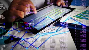 Специалист в области финансов работая с диаграммами дела и финансовыми диаграммами онлайн Специалист в области финансов работая с диаграммами дела и финансовыми диаграммами онлайн