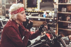 Спокойная бабушка наблюдая на зеркале стоковая фотография rf Спокойная бабушка наблюдая на зеркале стоковая фотография rf