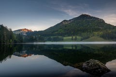 Спокойное утро на озере Spitzingsee стоковые фото Спокойное утро на озере Spitzingsee стоковые фото