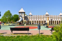 Спортивная площадка замка для детей в центральном парке города Красивая идея спортивной площадки дворца для игры детей с их семья стоковые фотографии rf Спортивная площадка замка для детей в центральном парке города Красивая идея спортивной площадки дворца для игры детей с их семья стоковые фотографии rf