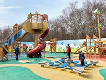 Спортивная площадка, со скольжениями и качаниями с сердитыми птицами стоковые изображения Спортивная площадка, со скольжениями и качаниями с сердитыми птицами стоковые изображения