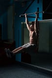Спортсмен выполняя ногу смертной казни через повешение поднимает тренировку стоковые фото Спортсмен выполняя ногу смертной казни через повешение поднимает тренировку стоковые фото
