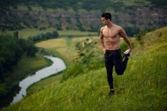 Спортсмен, мышечный, пригонка, abs, молодой человек делая протягивающ тренировки перед разминкой снаружи на лесе, предпосылке рек стоковое фото Спортсмен, мышечный, пригонка, abs, молодой человек делая протягивающ тренировки перед разминкой снаружи на лесе, предпосылке рек стоковое фото