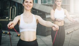 2 спортсмена женщин скача на прыгая веревочки в улице города Девушки тренируют outdoors Разминка, спорт, здоровый образ жизни стоковые фото 2 спортсмена женщин скача на прыгая веревочки в улице города Девушки тренируют outdoors Разминка, спорт, здоровый образ жизни стоковые фото