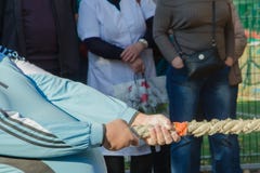 Спортсмены перетягивания каната на конкуренциях стоковые изображения Спортсмены перетягивания каната на конкуренциях стоковые изображения