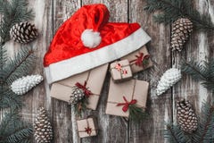 Справочная информация Ветви ели, конусы Стипендия, Новый Год и Xmas рождества Крышка ` s Санты стоковая фотография rf Справочная информация Ветви ели, конусы Стипендия, Новый Год и Xmas рождества Крышка ` s Санты стоковая фотография rf