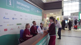 Справочный стол с волонтерами Справочный стол с волонтерами