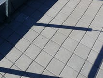 Справьтесь крыша с квадратными плитками и тень на перилах Стоковое Изображение RF Справьтесь крыша с квадратными плитками и тень на перилах Стоковое Изображение RF