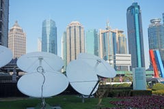 Спутниковые антенна-тарелки с современными зданиями стоковое фото Спутниковые антенна-тарелки с современными зданиями стоковое фото