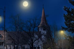 Средневековая башня замка в лунном свете стоковая фотография Средневековая башня замка в лунном свете стоковая фотография