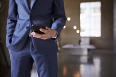 Средний раздел человека в голубом костюме используя smartphone, конец вверх стоковое изображение Средний раздел человека в голубом костюме используя smartphone, конец вверх стоковое изображение