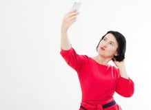 Средняя достигшая возраста женщина брюнета делает selfie, похожий на selfie портрет стоковая фотография rf Средняя достигшая возраста женщина брюнета делает selfie, похожий на selfie портрет стоковая фотография rf