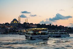 СТАМБУЛ, ТУРЦИЯ - 21-ОЕ АВГУСТА 2018: взгляд от моста Galata обозревая золотой рожок с паромами и мечетью Suleymaniye стоковое фото СТАМБУЛ, ТУРЦИЯ - 21-ОЕ АВГУСТА 2018: взгляд от моста Galata обозревая золотой рожок с паромами и мечетью Suleymaniye стоковое фото