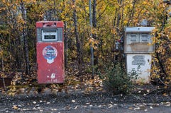 Старая бензоколонка, заверители бывших времен - исторические бензонасосы, Юкон, Канада стоковые изображения Старая бензоколонка, заверители бывших времен - исторические бензонасосы, Юкон, Канада стоковые изображения