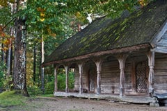 Старая бревенчатая хижина в лесистом лесе вечнозеленых деревьев стоковое фото rf Старая бревенчатая хижина в лесистом лесе вечнозеленых деревьев стоковое фото rf