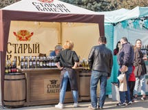 Старая будочка винодельни Kakheti грузинская Фестиваль вина в Киеве, Украине стоковое фото rf Старая будочка винодельни Kakheti грузинская Фестиваль вина в Киеве, Украине стоковое фото rf