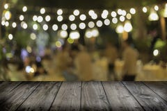 Старая деревянная таблица с bokeh освещения запачкала предпосылку стоковая фотография Старая деревянная таблица с bokeh освещения запачкала предпосылку стоковая фотография