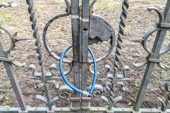 Старая заржаветая загородка с голубым padlock Стоковые Фото Старая заржаветая загородка с голубым padlock Стоковые Фото