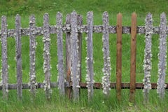 Старая захолустная ретро загородка с необыкновенными элементами стоковые фотографии rf Старая захолустная ретро загородка с необыкновенными элементами стоковые фотографии rf