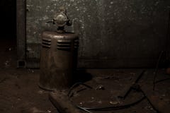Старая и заржаветая часть тяжелого метала промышленного машинного оборудования стоковое фото rf Старая и заржаветая часть тяжелого метала промышленного машинного оборудования стоковое фото rf
