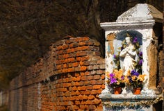 Старая каменная часовня, кирпичная стена, осень, покрашенный ландшафт страны, идилличная предпосылка стоковая фотография Старая каменная часовня, кирпичная стена, осень, покрашенный ландшафт страны, идилличная предпосылка стоковая фотография