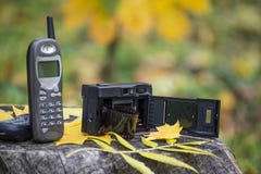 Старая камера мобильного телефона и фильма Мобильный телефон от 90 ` s и камера от 80 ` s стоковая фотография Старая камера мобильного телефона и фильма Мобильный телефон от 90 ` s и камера от 80 ` s стоковая фотография