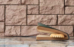 Старая книга от библиотеки со сладкой закладкой ждет владельца стоковые изображения rf Старая книга от библиотеки со сладкой закладкой ждет владельца стоковые изображения rf