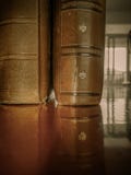 Старая книга с кожаной предпосылкой вязки, винтажного и ретро с старыми книгами стоковая фотография Старая книга с кожаной предпосылкой вязки, винтажного и ретро с старыми книгами стоковая фотография