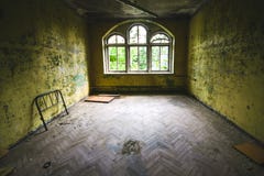 Старая комната с разрушенными окнами в получившемся отказ месте стоковые фото Старая комната с разрушенными окнами в получившемся отказ месте стоковые фото