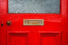 Старая коробка письма в двери, традиционный путь поставлять письма стоковые изображения rf Старая коробка письма в двери, традиционный путь поставлять письма стоковые изображения rf