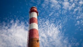 Старая красная труба на предпосылке голубого неба стоковое изображение Старая красная труба на предпосылке голубого неба стоковое изображение